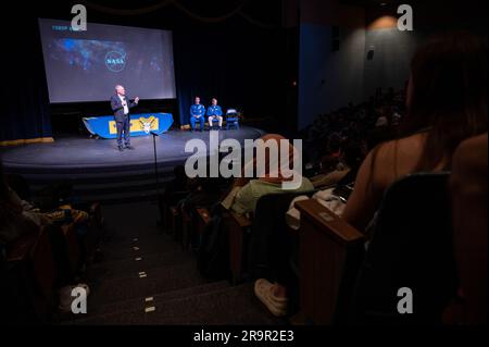 Crew-4 STEM Event della NASA presso la James W. Robinson Secondary School. Senatore Tim Kaine (D-V.) Presenta osservazioni durante un evento STEM con l'astronauta della NASA Kjell Lindgren e l'amministratore della NASA Bill Nelson presso la James W. Robinson Secondary School, venerdì 31 marzo 2023, a Fairfax, Virginia. Lindgren ha trascorso 170 giorni nello spazio come parte delle spedizioni 67 e 68 a bordo della stazione spaziale Internazionale. Foto Stock