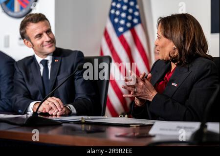 Il vicepresidente Harris e il presidente francese Macron si incontrano presso la sede centrale della NASA. Il Vicepresidente Kamala Harris fa osservazioni prima di incontrare il presidente francese Emmanuel Macron e l'amministratore della NASA Bill Nelson per un briefing sulla scienza della Terra, mercoledì 30 novembre 2022, presso il quartier generale della NASA Mary W. Jackson a Washington. L'amministratore Nelson e il vicepresidente Harris hanno incontrato il presidente francese Emmanuel Macron per evidenziare la cooperazione spaziale tra Stati Uniti e Francia. Foto Stock