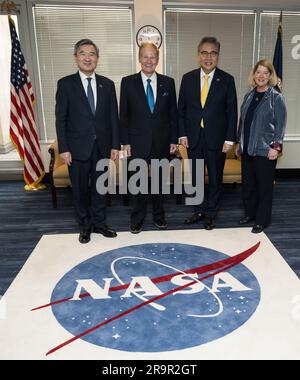 Da sinistra a destra, l'ambasciatore Taeyong Cho, l'amministratore della NASA Bill Nelson, il ministro della Repubblica di Corea Jin Park e il vice amministratore della NASA Pam Melroy hanno posato per una foto il 2 febbraio 2023 presso la sede della NASA a Washington, D.C. Foto Stock