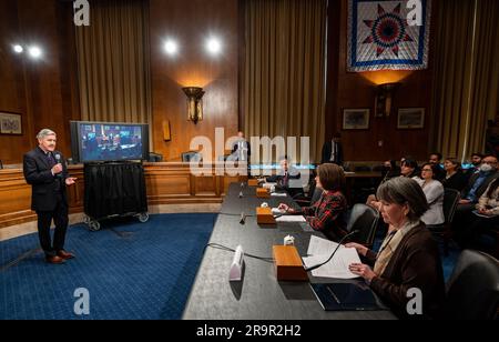 L'astronauta Nicole Mann Downlink della commissione del Senato per gli affari indiani. L'amministratore associato della NASA Bob Cabana fa commenti durante un briefing con i membri della camera dei rappresentanti, il Comitato per gli affari indiani e il Comitato per gli affari nativi americani del Senato, 7 febbraio 2023, presso il Dirksen Senate Office Building a Washington. I membri della camera dei rappresentanti, della Commissione per gli affari indiani e della Commissione per gli affari nativi americani del Senato hanno partecipato ad un downlink dalla stazione spaziale Internazionale (ISS) con l'astronauta della NASA Nicole Mann, ingegnere di volo della Expedition 68. Foto Stock