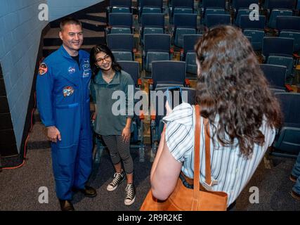 Crew-4 STEM Event della NASA presso la James W. Robinson Secondary School. L'astronauta della NASA Kjell Lindgren posa una foto con uno studente durante un evento STEM alla James W. Robinson Secondary School, venerdì 31 marzo 2023, a Fairfax, Virginia. Lindgren ha trascorso 170 giorni nello spazio come parte delle spedizioni 67 e 68 a bordo della stazione spaziale Internazionale. Foto Stock