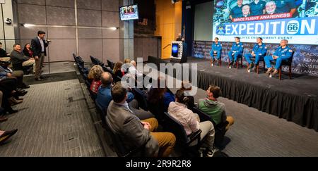 SpaceX Crew-3 Employee Engagement Event della NASA. Gli astronauti SpaceX Crew-3 della NASA, da sinistra a destra, Raja Chari, Kayla Barron, Tom Marshburn e Mark Vande Hei partecipano a un evento di coinvolgimento dei dipendenti, mercoledì 7 dicembre 2022, presso il Mary W. Jackson NASA Headquarters Building di Washington. Foto Stock