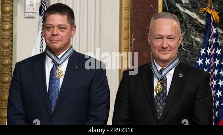 Cerimonia della Medaglia d'Onore dello spazio del Congresso. Gli ex astronauti della NASA Robert Behnken, Left, e Douglas Hurley, Right, sono visti dopo essere stati premiati con la Medaglia d'Onore spaziale del Congresso dal Vice Presidente Kamala Harris durante una cerimonia nella stanza del Trattato Indiano dell'Eisenhower Executive Office Building, martedì 31 gennaio 2023, a Washington. Gli ex astronauti Behnken e Hurley sono stati premiati con la Medaglia d'Onore spaziale del Congresso per il loro coraggio nella missione dimostrativa SpaceX-2 della NASA alla stazione spaziale Internazionale nel 2020, il primo volo con equipaggio come parte del Commercial Crew dell'agenzia Foto Stock