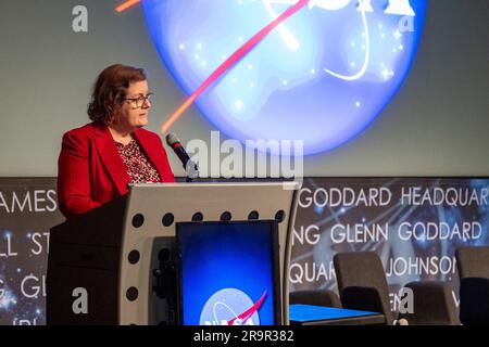 Coinvolgimento degli studenti di Earth Information Center. Il vice direttore della NASA Earth Science Division Julie Robinson fa osservazioni durante un evento di fidanzamento studentesco della Earth Information Center (EIC), venerdì 23 giugno 2023, presso il quartier generale della NASA Mary W. Jackson a Washington. L'EIC è una nuova esperienza immersiva che combina set di dati live con visualizzazione e storytelling dei dati all'avanguardia per consentire ai visitatori di vedere come sta cambiando il nostro pianeta. Foto Stock