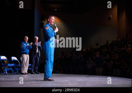 Crew-4 STEM Event della NASA presso la James W. Robinson Secondary School. L'astronauta della NASA Kjell Lindgren fa commenti durante un evento STEM con l'amministratore della NASA Bill Nelson e il senatore Tim Kaine (D-va.) Alla James W. Robinson Secondary School, venerdì 31 marzo 2023, a Fairfax, Virginia. Lindgren ha trascorso 170 giorni nello spazio come parte delle spedizioni 67 e 68 a bordo della stazione spaziale Internazionale. Foto Stock