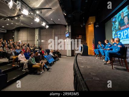 SpaceX Crew-3 Employee Engagement Event della NASA. Gli astronauti SpaceX Crew-3 della NASA, da sinistra a destra, Raja Chari, Kayla Barron, Tom Marshburn e Mark Vande Hei partecipano a un evento di coinvolgimento dei dipendenti, mercoledì 7 dicembre 2022, presso il Mary W. Jackson NASA Headquarters Building di Washington. Foto Stock