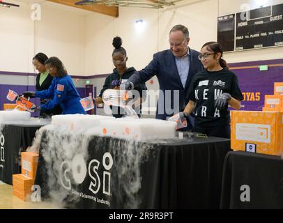 Il secondo gentiluomo Douglas Emhoff si unisce alla NASA per distribuire i CESTINI per pranzo STEM Artemis Learning alla Oakland Youth. Il secondo gentiluomo Douglas Emhoff, secondo da destra, partecipa a una dimostrazione "Make a cloud" con gli studenti dell'East Oakland Youth Development Center di Oakland, California. Ospitata in onore del Women's History Month dal Center of Science and Industry (cosi) nell'ambito di un accordo NASA OSTEM, le attività di Oakland hanno raggiunto 500 studenti della East Bay e hanno fornito cinque attività di apprendimento incentrate sullo spazio che mostrano la diversità delle STEM alla NASA. Foto Stock