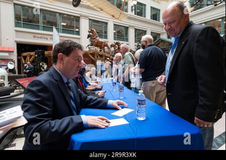 Cerimonia di emissione del timbro JWST. Il Goddard Space Flight Center Webb Optical Telescope Element Manager della NASA, Lee Feinberg, autografa una lettera con il nuovo francobollo del servizio postale degli Stati Uniti che celebra il James Webb Space Telescope (JWST) della NASA su di esso, al primo giorno di emissione, giovedì 8 settembre 2022, presso lo Smithsonian's National Postal Museum di Washington. Il francobollo, che presenta un'illustrazione dell'osservatorio, onora la missione di Webb di esplorare l'ignoto nel nostro universo - risolvere misteri nel nostro sistema solare, guardare oltre i mondi lontani intorno ad altre stelle, e probin Foto Stock