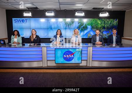 SWOT Science Briefing. La NASA e l'agenzia spaziale francese Centre National d'Études Spatiales (CNES) tengono un briefing scientifico sulla missione Surface Water and Ocean Topography (SWOT) il 13 dicembre 2022, presso la Vandenberg Space Force base in California. Da sinistra partecipano Katherine Calvin, Chief scientist e Senior Climate Advisor, NASA; Selma Cherchali, Earth Observation Program Head, CNES; Nadya Vinogradova Shiffer, SWOT program scientist, NASA; Tamlin Pavelsky, SWOT Hydrology Science Lead, University of North Carolina; Benjamin Hamlington, ricercatore, Sea Level and Ice Group, Jet Pro Foto Stock