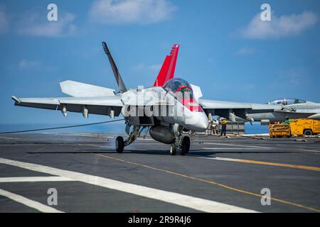 USS Nimitz, acque internazionali. 21 aprile 2023. Un F/A-18F Super Hornet della Marina statunitense, con i combattimenti Redcocks dello Strike Fighter Squadron 22 atterra sul ponte di volo della portaerei classe Nimitz USS Nimitz, il 21 aprile 2023 nel Mar Cinese meridionale. Credito: MC2 Justin McTaggart/U.S. Navy/Alamy Live News Foto Stock