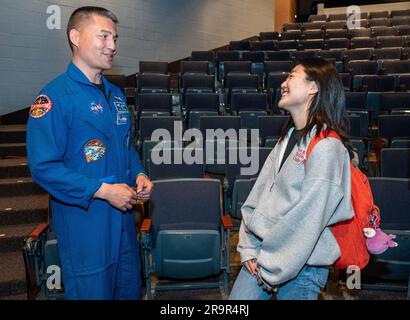 Crew-4 STEM Event della NASA presso la James W. Robinson Secondary School. L'astronauta della NASA Kjell Lindgren posa una foto con uno studente durante un evento STEM alla James W. Robinson Secondary School, venerdì 31 marzo 2023, a Fairfax, Virginia. Lindgren ha trascorso 170 giorni nello spazio come parte delle spedizioni 67 e 68 a bordo della stazione spaziale Internazionale. Foto Stock