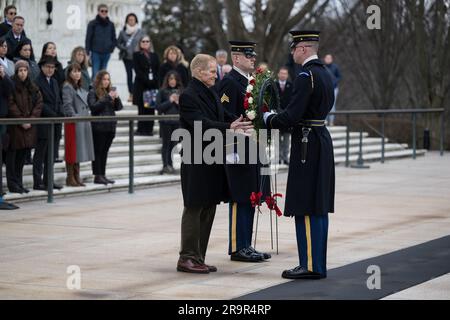 Giorno della memoria. L'amministratore della NASA Bill Nelson posa una corona presso la Tomba degli sconosciuti come parte del giorno della memoria della NASA, giovedì 26 gennaio 2023, al Cimitero Nazionale di Arlington, Virginia Le corone sono state posate in memoria di quegli uomini e donne che hanno perso la vita nella ricerca dell'esplorazione spaziale. Foto Stock