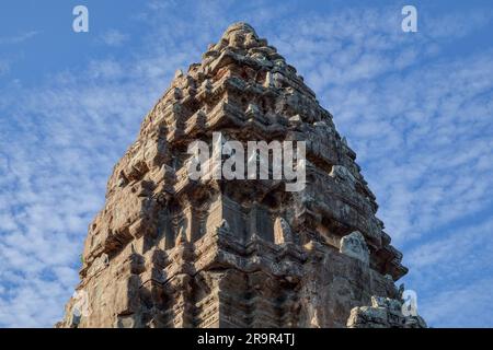 L'alta torre in pietra splendidamente decorata del tempio Khmer di Angkor Wat in Cambogia, sotto un cielo azzurro. Foto Stock