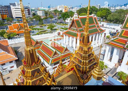 Bangkok, Thailandia - 19 marzo 2023: Lokha Prasat (Wat Ratchanatdaram), un tempio buddista. Foto Stock