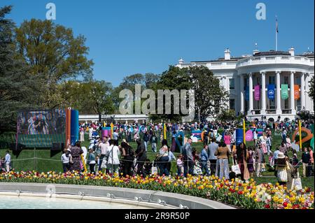 Attività STEM della NASA presso il White House Easter Egg Roll. L'astronauta della NASA Warren 'Woody' Hoburg è visto sullo schermo, a sinistra, durante un downlink dalla stazione spaziale Internazionale (ISS) durante il rotolo di uova di Pasqua della Casa Bianca, lunedì 10 aprile 2023, sul South Lawn della Casa Bianca a Washington. Foto Stock