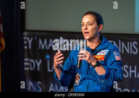 SpaceX Crew-5 Employee Engagement Event della NASA. L'astronauta della NASA Nicole Mann risponde alle domande durante un evento di coinvolgimento dei dipendenti lunedì 5 giugno 2023 presso il quartier generale della NASA Mary W. Jackson a Washington. Mann, Cassada e Wakata hanno trascorso 157 giorni nello spazio come parte della Expedition 68 a bordo della stazione spaziale Internazionale. Foto Stock