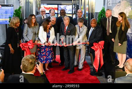 Earth Information Center Ribbon Cutting della NASA. L'amministratore della NASA Bill Nelson, al centro, taglia il nastro per aprire il Centro informazioni sulla Terra della NASA insieme alla leadership e alla leadership dell'agenzia di NOAA, USGS, USDA, USAID, EPA, E FEMA, mercoledì 21 giugno 2023, presso il quartier generale della NASA Mary W. Jackson a Washington. L'Earth Information Center è una nuova esperienza immersiva che combina set di dati in tempo reale con una visualizzazione e una narrazione dei dati all'avanguardia per consentire ai visitatori di vedere come sta cambiando il nostro pianeta. Foto Stock