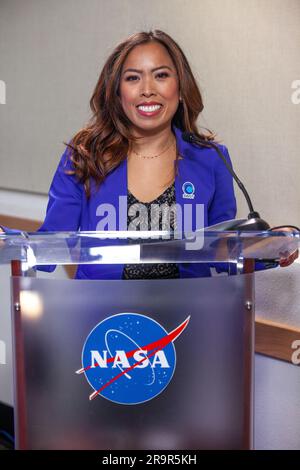 SWOT Prelaunch News Conference. Megan Cruz, NASA Communications, modera una conferenza stampa pre-lancio tenuta dalla NASA, SpaceX e dall'agenzia spaziale francese Centre National d'Études Spatiales (CNES) per la missione Surface Water and Ocean Topography (SWOT) il 14 dicembre 2022, presso la Vandenberg Space Force base in California. SWOT è previsto per il lancio su un razzo SpaceX Falcon 9 dallo Space Launch Complex-4 East a Vandenberg il 15 dicembre 2022, alle 3:46 PST. SWOT sarà la prima indagine globale della NASA su quasi tutta l’acqua sulla superficie terrestre. Gli scienziati hanno intenzione di utilizzare le sue osservazioni per comprendere meglio il Foto Stock