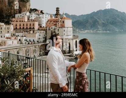 Una coppia che ride sul balcone della Costiera Amalfitana Foto Stock
