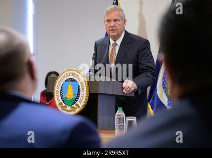 NASA e USDA firmano un memorandum d'intesa. STATI UNITI Il Segretario dell'Agricoltura Thomas Vilsack fa osservazioni prima di firmare un memorandum d'intesa tra la NASA e l'USDA, mercoledì 21 giugno 2023, presso il Jamie L. Whitten Building dell'USDA a Washington. L'accordo rafforza la collaborazione tra le due agenzie, compresi gli sforzi volti a migliorare la ricerca, la tecnologia e la gestione agricola nel settore agricolo e terrestre, nonché l'applicazione di dati e modelli scientifici al processo decisionale in materia agricola. Foto Stock