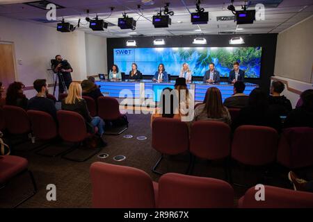 SWOT Science Briefing. La NASA e l'agenzia spaziale francese Centre National d'Études Spatiales (CNES) tengono un briefing scientifico sulla missione Surface Water and Ocean Topography (SWOT) il 13 dicembre 2022, presso la Vandenberg Space Force base in California. Da sinistra partecipano Katherine Calvin, Chief scientist e Senior Climate Advisor, NASA; Selma Cherchali, Earth Observation Program Head, CNES; Nadya Vinogradova Shiffer, SWOT program scientist, NASA; Tamlin Pavelsky, SWOT Hydrology Science Lead, University of North Carolina; Benjamin Hamlington, ricercatore, Sea Level and Ice Group, Jet Pro Foto Stock