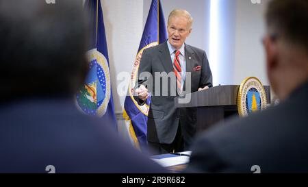 NASA e USDA firmano un memorandum d'intesa. L'amministratore della NASA Bill Nelson fa osservazioni prima di firmare un memorandum d'intesa tra la NASA e l'USDA, mercoledì 21 giugno 2023, presso il Jamie L. Whitten Building dell'USDA a Washington. L'accordo rafforza la collaborazione tra le due agenzie, compresi gli sforzi volti a migliorare la ricerca, la tecnologia e la gestione agricola nel settore agricolo e terrestre, nonché l'applicazione di dati e modelli scientifici al processo decisionale in materia agricola. Foto Stock