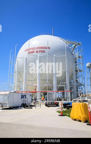 Tampone 39B e ML-1. Le squadre con Exploration Ground Systems presso il Kennedy Space Center della NASA in Florida continuano a lavorare sugli aggiornamenti e le riparazioni sul lanciatore mobile 1 e sul Launch Pad 39B il 13 giugno 2023, in vista dei primi test critici a terra per Artemis II La costruzione è quasi completa sulla sfera aggiuntiva di idrogeno liquido da 1,4 milioni di galloni utilizzata per il caricamento del propellente. Avere due sfere di idrogeno liquido al pad consente alle squadre di ridurre al minimo il tempo tra i tentativi di lancio per rifornire l'idrogeno liquido. Al termine, i lavoratori testeranno il nuovo serbatoio come parte della verifica e della convalida Foto Stock