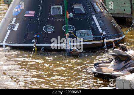 Test delle bacinelle a rotazione CMTA Artemis II. I membri del team di atterraggio e recupero assicurano l'articolo Crew Module test (CMTA) in acqua nel bacino Turn nell'area Launch Complex 39 al Kennedy Space Center della NASA in Florida il 30 gennaio 2023. Il CMTA viene utilizzato per praticare il recupero dopo lo splash down della navicella Orion per prepararsi alla missione con equipaggio Artemis II. Exploration Ground Systems è a capo degli sforzi di recupero. Foto Stock