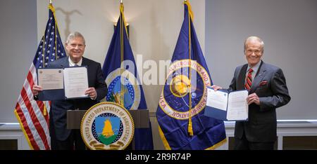 NASA e USDA firmano un memorandum d'intesa. STATI UNITI Il Segretario dell'Agricoltura Thomas Vilsack, a sinistra, e l'Amministratore della NASA Bill Nelson, posano per una fotografia dopo aver firmato un memorandum d'intesa, mercoledì 21 giugno 2023, presso il Jamie L. Whitten Building dell'USDA a Washington. L'accordo rafforza la collaborazione tra le due agenzie, compresi gli sforzi volti a migliorare la ricerca, la tecnologia e la gestione agricola nel settore agricolo e terrestre, nonché l'applicazione di dati e modelli scientifici al processo decisionale in materia agricola. Foto Stock