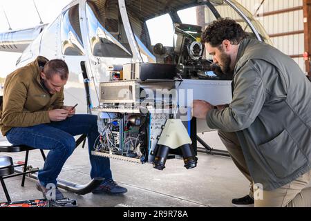 Test CLPS delle macchine intuitivi. Due sensori di navigazione a pod intuitivi per il lander lunare Nova-C dell'azienda in preparazione per i test al Kennedy Space Center della NASA in Florida il 18 novembre 2022. Il test ha comportato il volo dei sensori su una superficie lunare simulata presso il Launch and Landing Facility su un elicottero privato. Intuitive Machines è previsto per il lancio di due missioni sulla Luna nel 2023, una delle quali porterà lo strumento MSolo (Mass Spectrometer Observing Lunar Operations) della NASA che aiuterà ad analizzare la composizione chimica dei siti di atterraggio sulla Luna Foto Stock