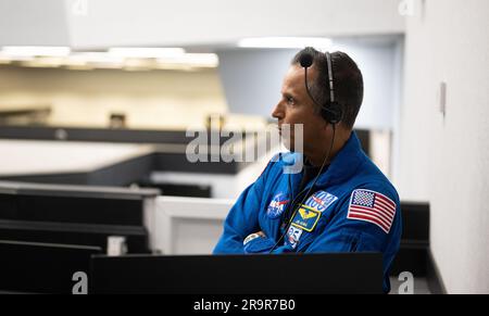 Il tentativo di lancio della NASA SpaceX Crew-6. Joe Acaba, capo dell'ufficio degli astronauti, monitora il conto alla rovescia del tentativo di lancio di un razzo SpaceX Falcon 9 che trasporta la navicella Dragon della compagnia nella missione SpaceX Crew-6 della NASA con gli astronauti della NASA Stephen Bowen e Warren 'Woody' Hoburg, astronauta degli Emirati Arabi Uniti Sultan Alneyadi, E il cosmonauta Roscosmos Andrey Fedyaev a bordo, lunedì 27 febbraio 2023, nella sala di lancio quattro del Launch Control Center del Kennedy Space Center della NASA in Florida. La missione SpaceX Crew-6 della NASA è la sesta missione di rotazione dell'equipaggio della SpaceX Dragon Foto Stock