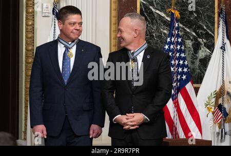 Cerimonia della Medaglia d'Onore dello spazio del Congresso. Gli ex astronauti della NASA Robert Behnken, Left, e Douglas Hurley, Right, sono visti dopo essere stati premiati con la Medaglia d'Onore spaziale del Congresso dal Vice Presidente Kamala Harris durante una cerimonia nella stanza del Trattato Indiano dell'Eisenhower Executive Office Building, martedì 31 gennaio 2023, a Washington. Gli ex astronauti Behnken e Hurley sono stati premiati con la Medaglia d'Onore spaziale del Congresso per il loro coraggio nella missione dimostrativa SpaceX-2 della NASA alla stazione spaziale Internazionale nel 2020, il primo volo con equipaggio come parte del Commercial Crew dell'agenzia Foto Stock