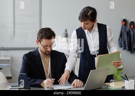 Ritratto di una giovane donna d'affari asiatica che insegna ingegnere sul posto di lavoro in ufficio Foto Stock