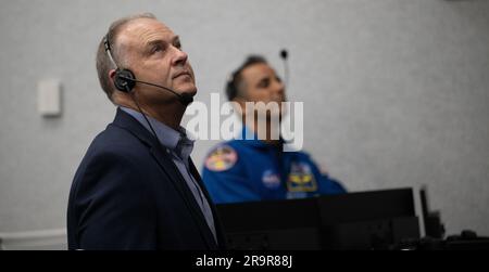 Lancio della NASA SpaceX Crew-6. Norm Knight, direttore delle operazioni di volo presso il Johnson Space Center della NASA, a sinistra, E Joe Acaba, capo dell'ufficio degli astronauti, controlla il lancio di un razzo SpaceX Falcon 9 che trasporta la navicella Dragon della compagnia nella missione Crew-6 con gli astronauti della NASA Stephen Bowen e Warren 'Woody' Hoburg, astronauta degli Emirati Arabi Uniti Sultan Alneyadi, E il cosmonauta Roscosmos Andrey Fedyaev a bordo, giovedì 2 marzo 2023, nella sala di fuoco quattro del Rocco A. Petrone Launch Control Center presso il Kennedy Space Center della NASA in Florida. La missione SpaceX Crew-6 della NASA è la Foto Stock