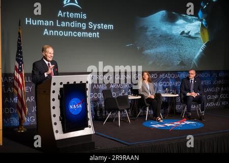 Il 19 maggio 2023, l'amministratore della NASA Bill Nelson ha annunciato Blue Origin come azienda selezionata per sviluppare un Sustainable Human Landing System per la missione Artemis V Moon. Il sistema trasporterà gli astronauti tra Gateway in orbita lunare e la superficie della Luna, sostenendo gli obiettivi scientifici, esplorativi e di ispirazione della NASA. L'annuncio è stato fatto al quartier generale della NASA Mary W. Jackson a Washington, D.C. Foto Stock