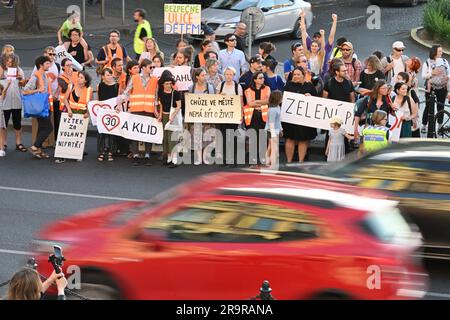 Praga, Repubblica Ceca. 28 giugno 2023. La marcia per calmare il trasporto a Praga e la limitazione della velocità per le auto a 30 km/h, messa in scena da Last Generation, si è tenuta il 28 giugno 2023 a Praga, Repubblica Ceca. Crediti: Michal Kamaryt/CTK Photo/Alamy Live News Foto Stock