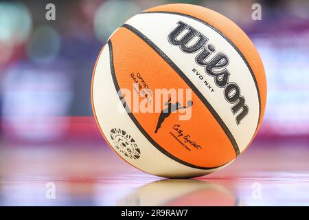 Chicago, Stati Uniti. 28 giugno 2023. Chicago, USA, 28 giugno 2023: Il pallone ufficiale della WNBA è stato visto durante la partita tra Chicago Sky e Los Angeles Sparks mercoledì 28 giugno 2023 alla Wintrust Arena di Chicago, USA. (NESSUN USO COMMERCIALE) (Shaina Benhiyoun/SPP) credito: SPP Sport Press Photo. /Alamy Live News Foto Stock