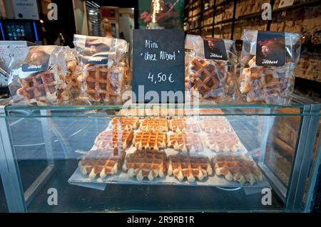 Gaufres (tipici waffle belgi) in vendita a Bruges, Fiandre, Belgio Foto Stock
