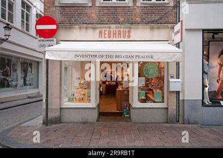 Negozio di cioccolaterie Neuhaus a Bruges, Fiandre, Belgio Foto Stock