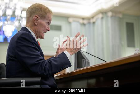 Audizione del Senato sul bilancio e sulle priorità della NASA. L'amministratore della NASA Bill Nelson testimonia davanti al Comitato del Senato per il commercio, la Scienza e i trasporti durante un'audizione intitolata "Examining NASA's budget and Priorities", martedì 16 maggio 2023, presso il Russell Senate Office Building a Washington. Foto Stock