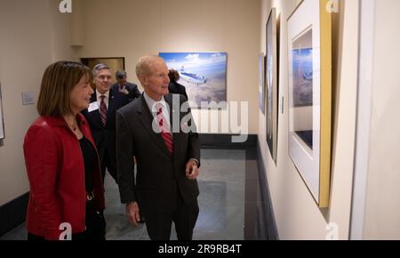 Apollo 17 50th Anniversary Celebration. Colleen Hartman, direttore della fisica, dell'aeronautica e delle scienze spaziali presso le National Academies of Science , Left, e l'amministratore della NASA Bill Nelson sono visti mentre vedono la mostra del programma artistico della NASA "Launch the Future: Guardando indietro per guardare avanti” durante un evento che celebra il 50° anniversario della missione Apollo 17, mercoledì 14 dicembre 2022, presso le National Academies of Science di Washington. L'equipaggio di tre astronauti dell'Apollo 17 - il comandante Eugene Cernan, il pilota del modulo lunare Harrison Schmitt e il pilota del modulo di comando Ronald Evans, si imbarcarono Foto Stock