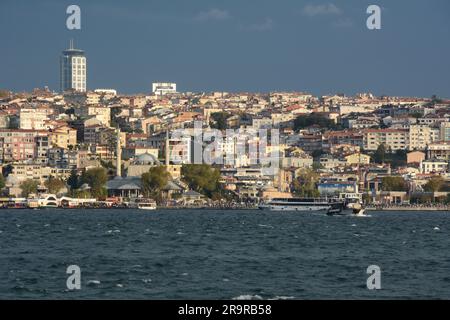 Guardando attraverso lo stretto del Bosforo da Beyoglu sul lato europeo a Uskudar sul lato asiatico di Istanbul, Turkiye / Turchia. Foto Stock