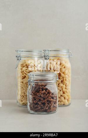 Tre diversi tipi di pasta in vasetti di vetro. Concetto di stoccaggio zero rifiuti. Foto Stock