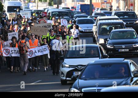 Praga, Repubblica Ceca. 28 giugno 2023. La marcia per calmare il trasporto a Praga e la limitazione della velocità per le auto a 30 km/h, messa in scena da Last Generation, si è tenuta il 28 giugno 2023 a Praga, Repubblica Ceca. Crediti: Michal Kamaryt/CTK Photo/Alamy Live News Foto Stock