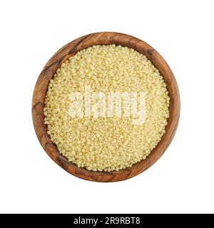 Couscous crudo in ciotola di legno isolata su sfondo bianco. Vista dall'alto Foto Stock