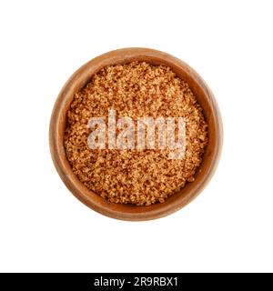 Zucchero di canna in un recipiente di legno isolato su sfondo bianco. Vista dall'alto Foto Stock