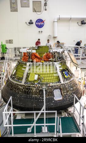 Artemis i Orion ritorno e manutenzione. Una vista ravvicinata mostra la capsula Artemis i Orion della NASA fissata su una piattaforma all'interno del Multi-Payload processsing Facility (MPPF) al Kennedy Space Center in Florida il 6 gennaio 2023. Orion si è schiantato nell'Oceano Pacifico alle 12:40 Est l'11 dicembre 2022. La navicella spaziale è stata messa al sicuro all'interno del ponte della USS Portland per il viaggio verso gli Stati Uniti Base navale Sand Diego, arrivo il 13 dicembre 2022. Orion fu scaricata e trasportata a Kennedy per essere smantellata all'interno del MPPF. Orion è stato lanciato in cima al razzo Space Launch System il 16 novembre 2022 alle 1:47 Foto Stock