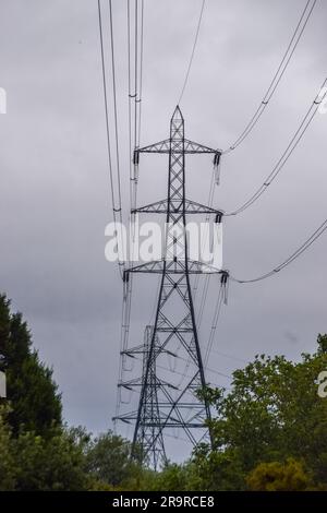 Londra, Regno Unito. 28 giugno 2023. Una torre di trasmissione dell'energia elettrica, nota anche come pilone. Credito: Vuk Valcic/Alamy Foto Stock