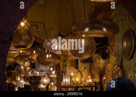 Impressioni di tipici souk marocchini nella medina di Marrakech Foto Stock