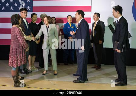 Vice presidente Harris e presidente Yoon della GSFC. Il vicepresidente Kamala Harris e il presidente Yoon Suk Yeol della Repubblica di Corea parlano con scienziati coreani-americani durante un tour del Goddard Space Flight Center della NASA, martedì 25 aprile 2023, a Greenbelt, Mod Foto Stock